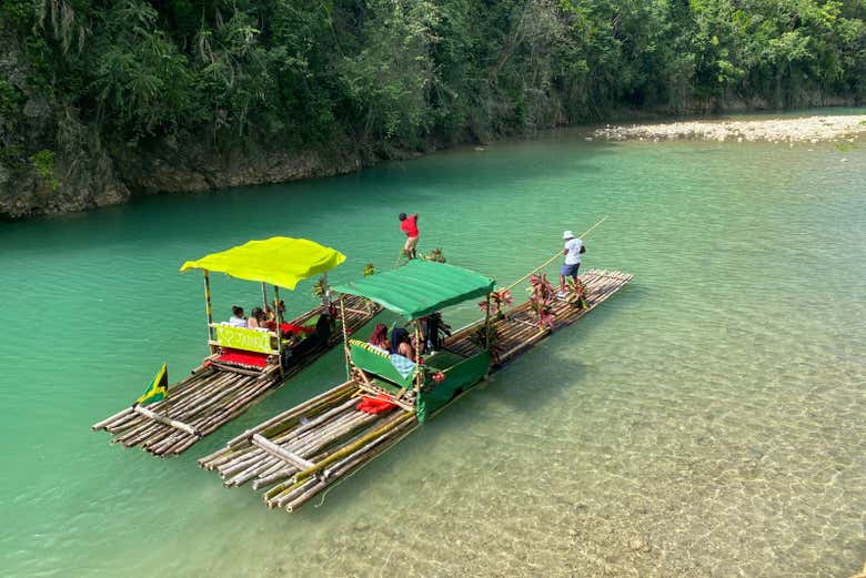 Paseo en balsa de bambú por el río Nuevo