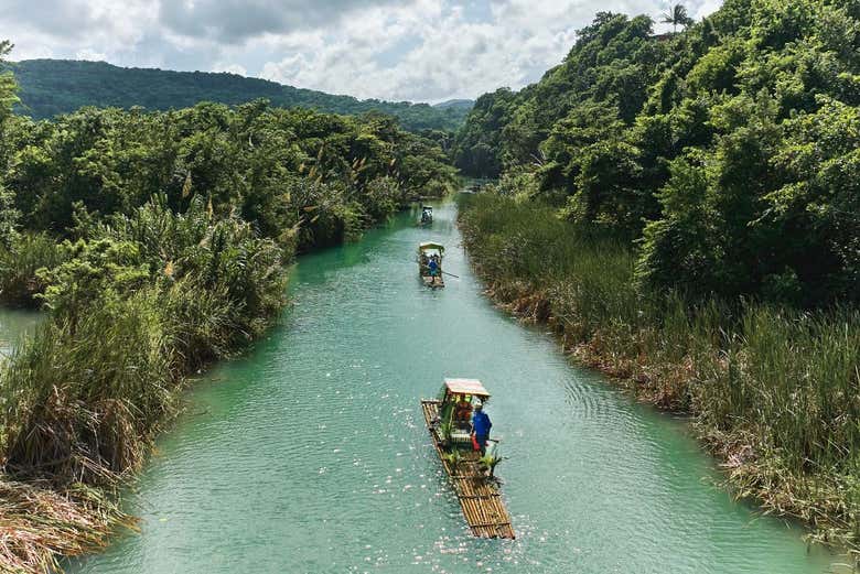 Paseo en balsa de bambú por el río Nuevo