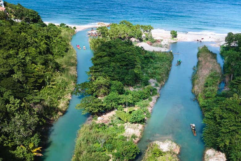 Paseo en balsa de bambú por el río Nuevo