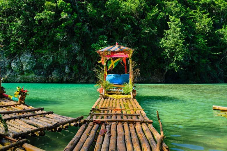 Paseo en balsa de bambú por el río Nuevo