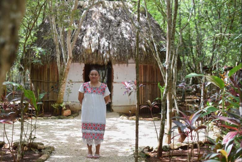 Entrada al cenote Tsukán y su santuario