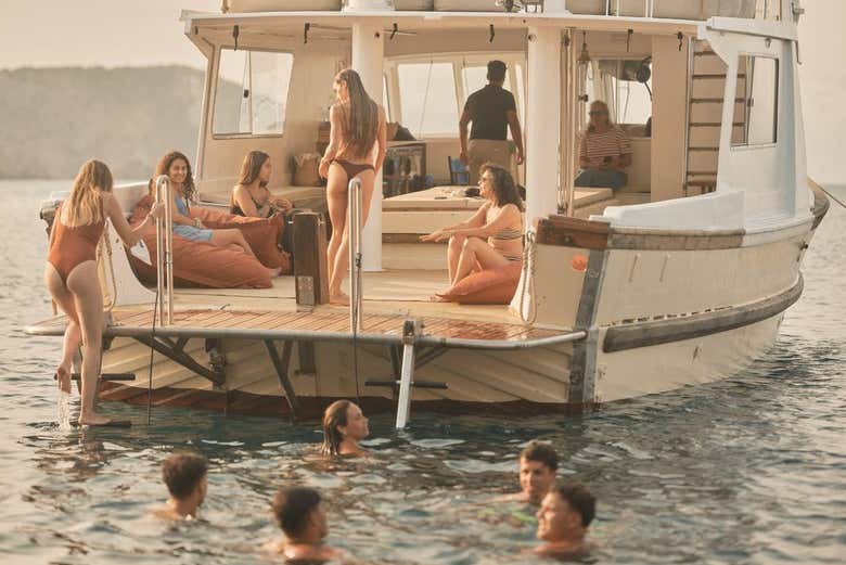 Paseo en barco por las islas Medas y el Montgrí al atardecer