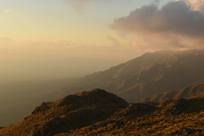 Senderismo por la Sierra de Comechingones al atardecer
