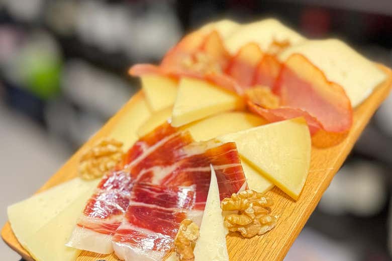 Tour por Pontevedra + Cata de vinos con maridaje