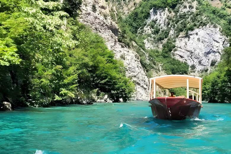 Paseo en barco por el lago Koman y el río Shala