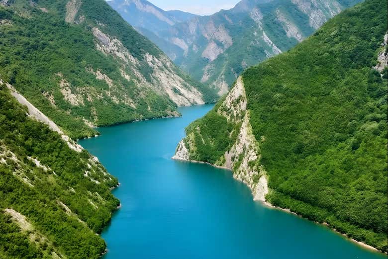Paseo en barco por el lago Koman y el río Shala