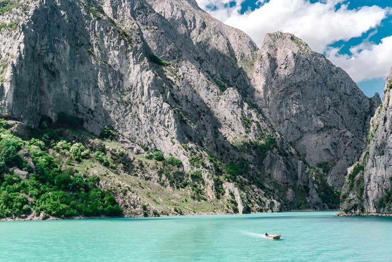 Paseo en barco por el lago Koman y el río Shala
