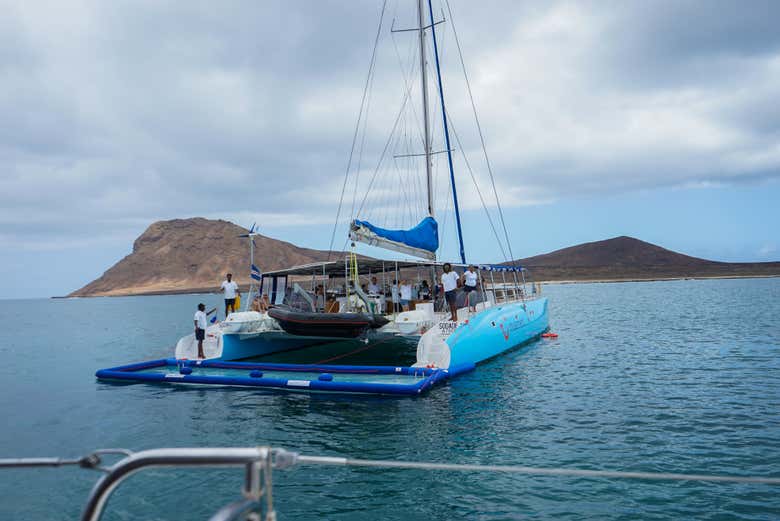 Paseo en catamarán por la costa de Sal Rei