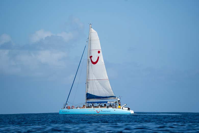 Paseo en catamarán por la costa de Sal Rei