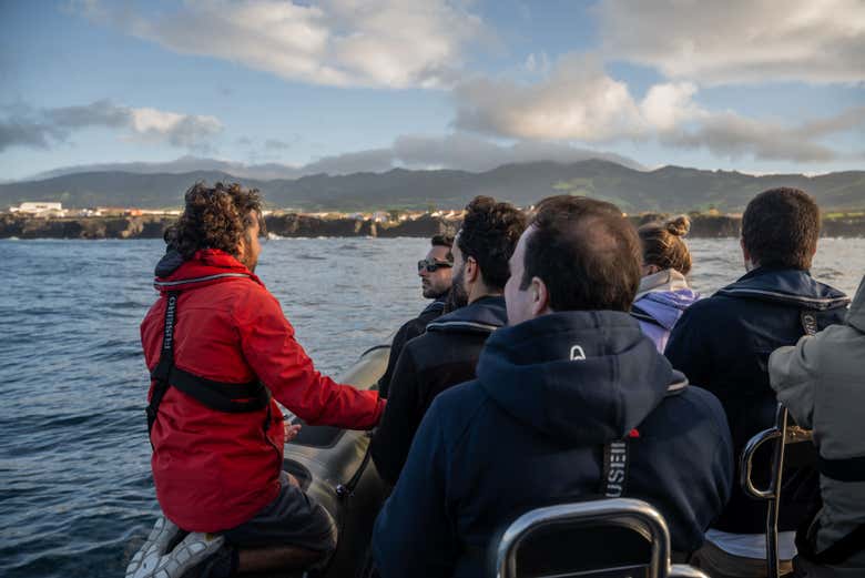 Paseo en barco al atardecer por la costa de Rabo de Peixe
