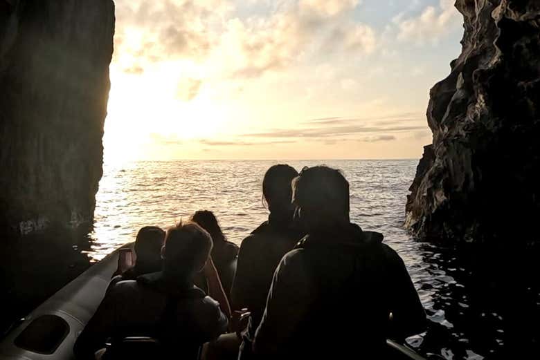Paseo en barco al atardecer por la costa de Rabo de Peixe