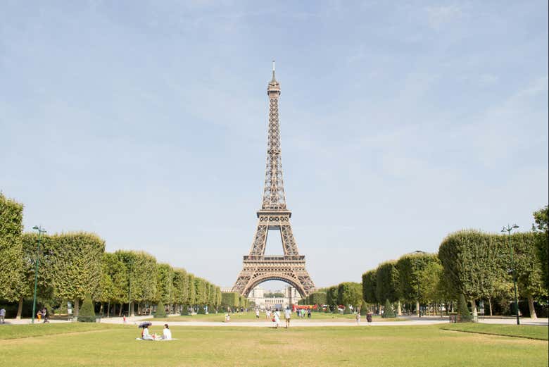 Visita guiada por la Torre Eiffel + Excursión a Versalles en tren y en grupo reducido