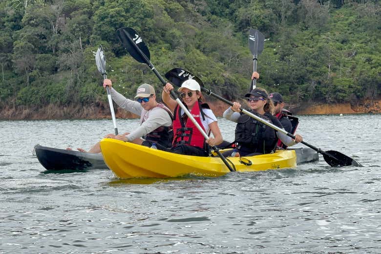 Tour en kayak por el embalse de Guatapé