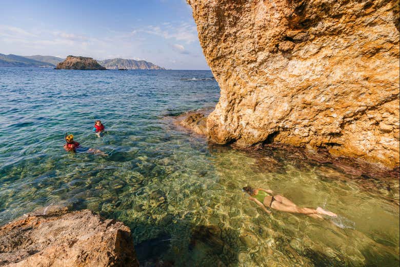 Kayak y snorkel en la playa de Es Figueral
