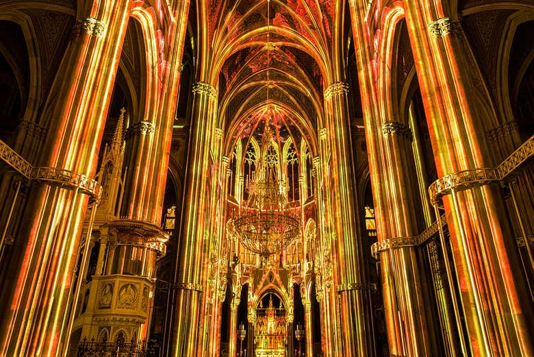 Espectáculo de luz y sonido en la iglesia Votiva
