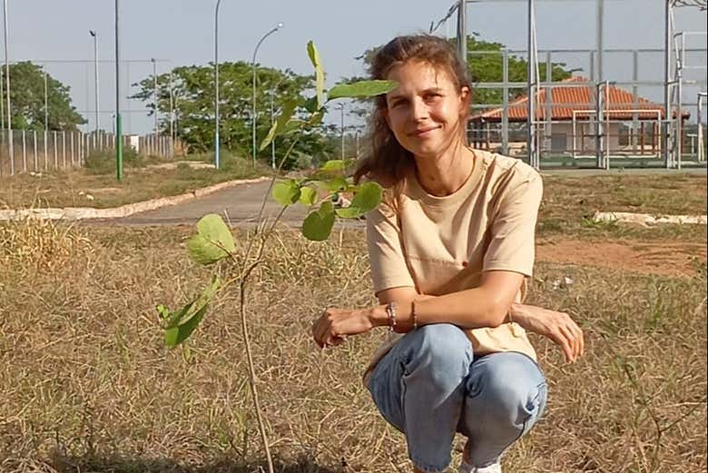 Plantación de un árbol en el Bosque dos Visitantes