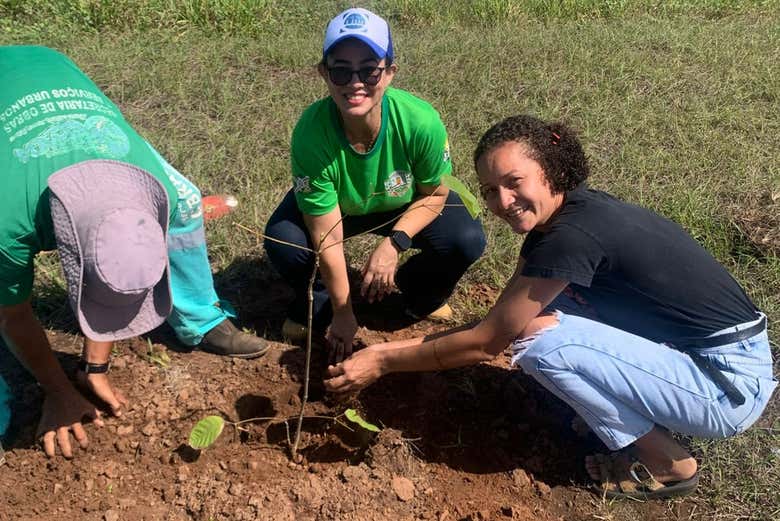 Plantación de un árbol en el Bosque dos Visitantes