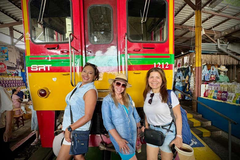 Excursión con audioguía al mercado flotante de Bangkok y al mercado sobre la vía