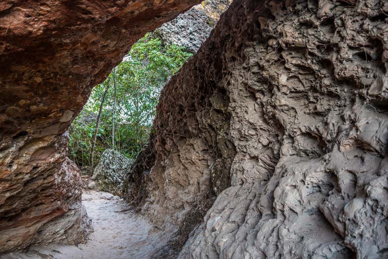 Senderismo por el río Serrano, el Salón de Arenas Coloridas y la cascada Primavera