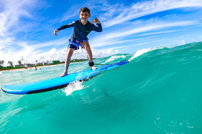 Clase de surf individual en la playa de Macao