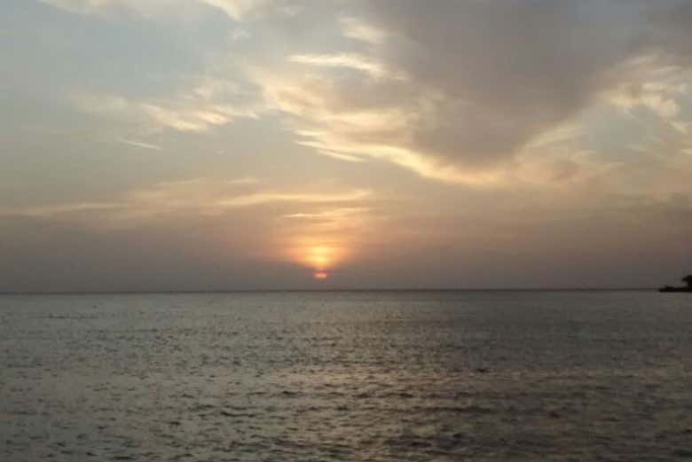 Paseo en barco al atardecer por la bahía de Barú