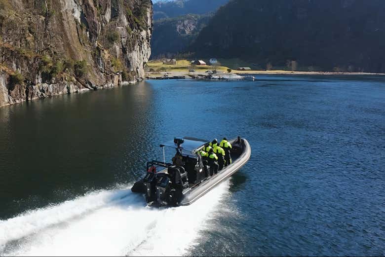 Aventura en lancha por el canal de Mostraumen y el Osterfjord