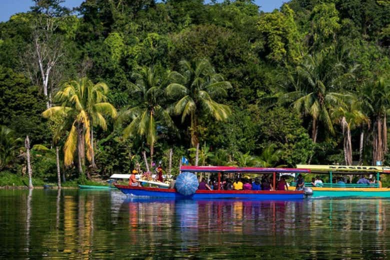 Paseo en barco por el lago Petén Itzá + Playa Chechenal