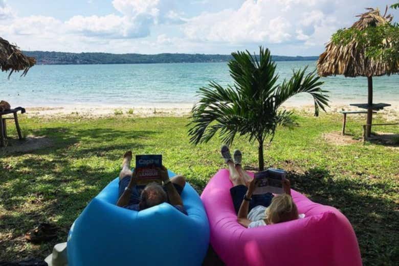 Paseo en barco por el lago Petén Itzá + Playa Chechenal
