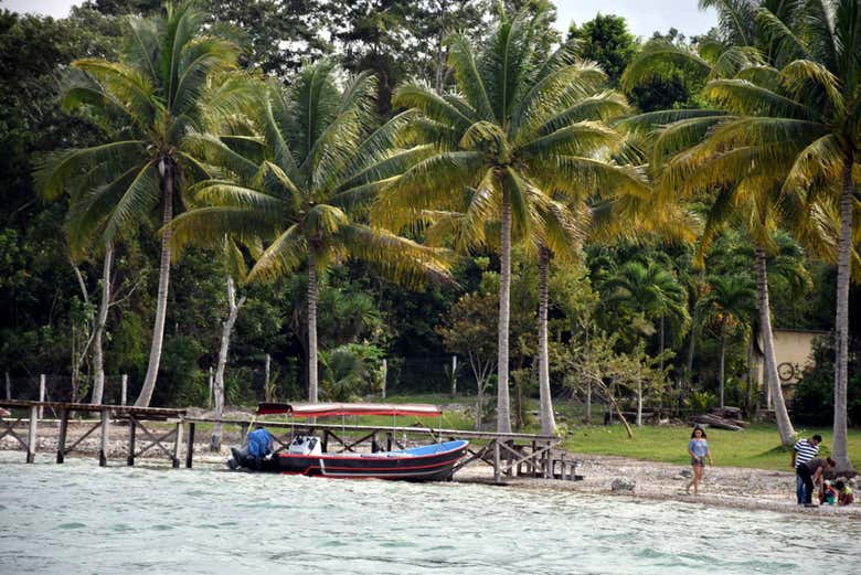 Paseo en barco por el lago Petén Itzá + Playa Chechenal