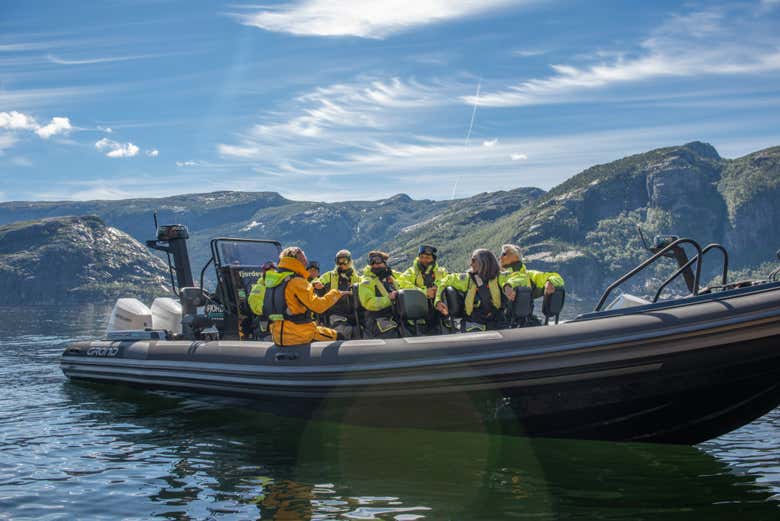 Aventura en lancha por el fiordo Lysefjord