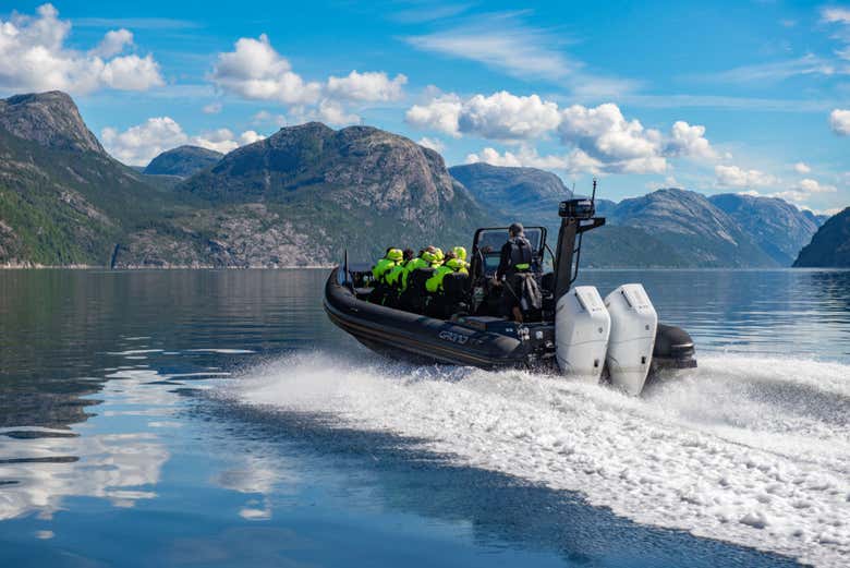 Aventura en lancha por el fiordo Lysefjord