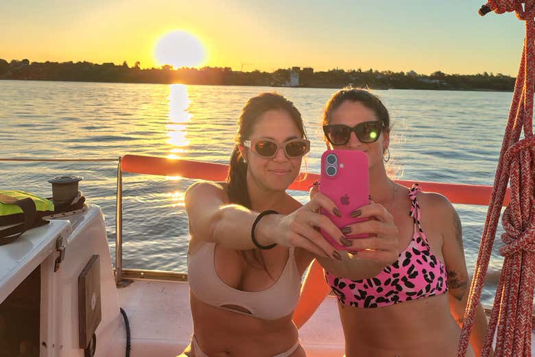 Paseo en velero al atardecer por el río Paraná
