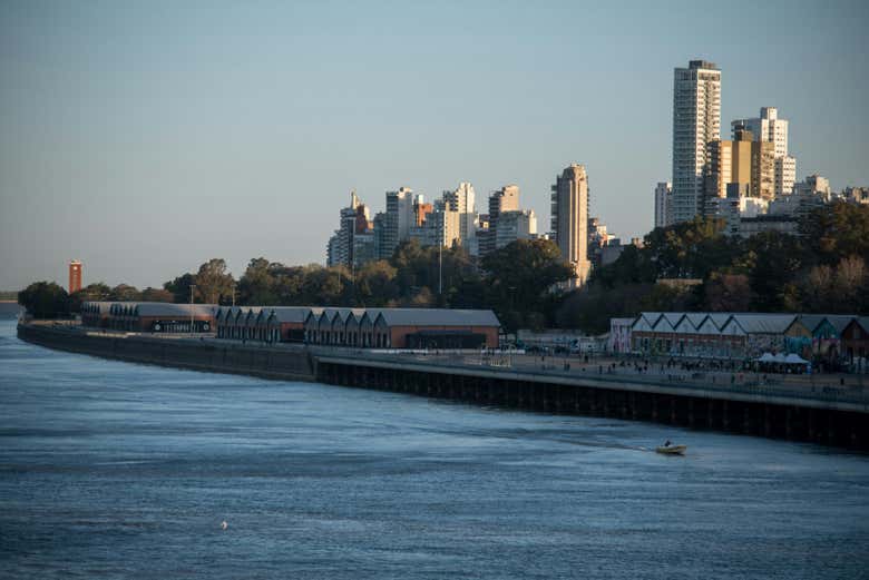 Paseo en velero al atardecer por el río Paraná