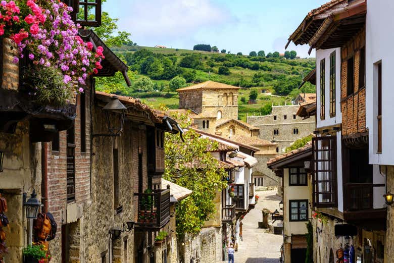 Excursión al Capricho de Gaudí, Santillana del Mar y Santander