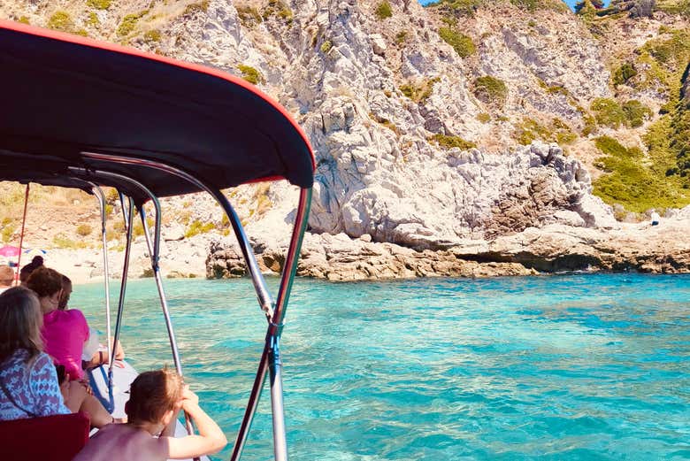 Paseo en barco al atardecer por el Capo Vaticano con aperitivo