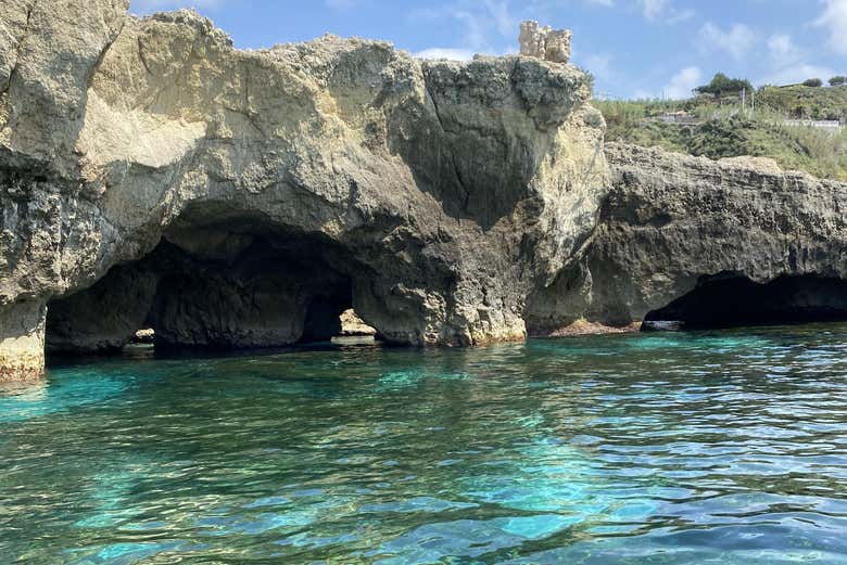 Paseo en barco al atardecer por el Capo Vaticano con aperitivo