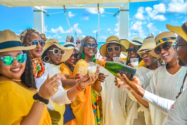 Excursión privada a Bahía de las Águilas en catamarán