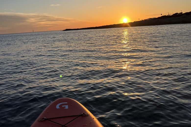 Paddle surf al atardecer en Cala Biniancolla