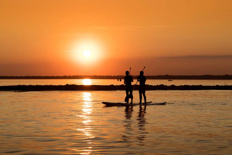Paddle surf al atardecer en Cala Biniancolla