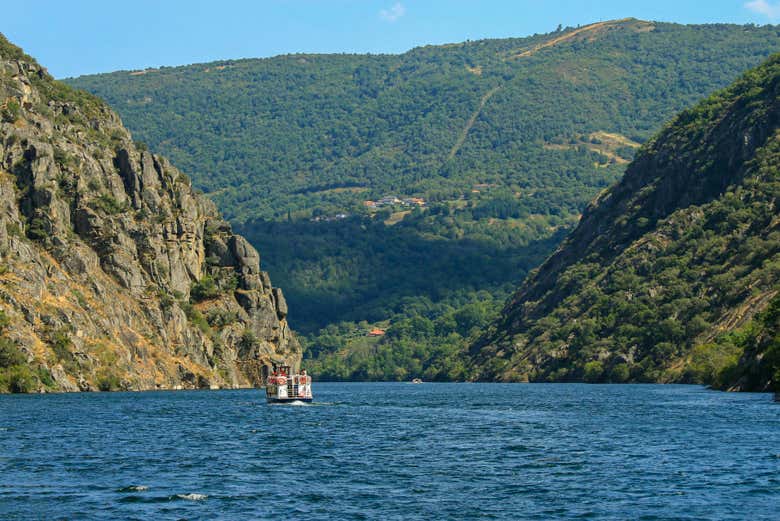 Paseo en catamarán por los cañones del Miño