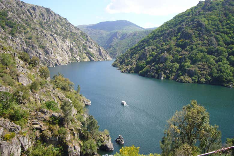 Paseo en catamarán por los cañones del Sil