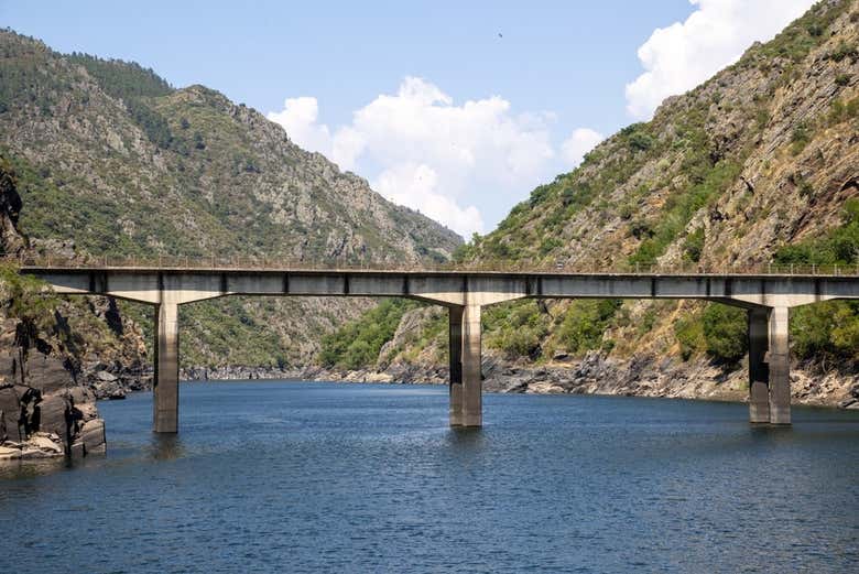 Paseo en catamarán por los cañones del Sil