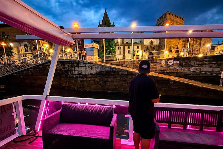 Paseo nocturno en barco por Gijón