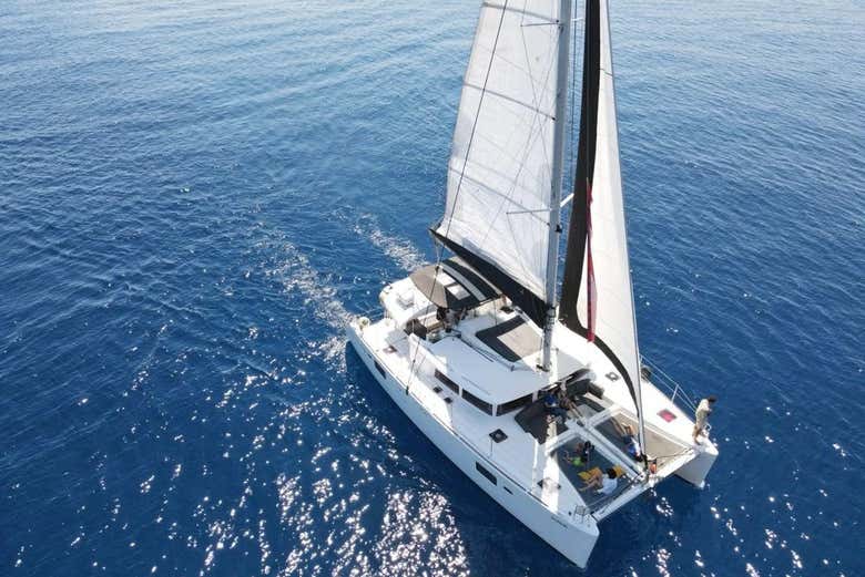 Paseo en catamarán con comida y barra libre