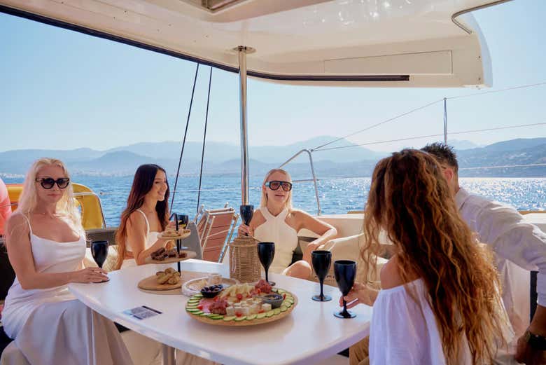 Paseo en catamarán con comida y barra libre