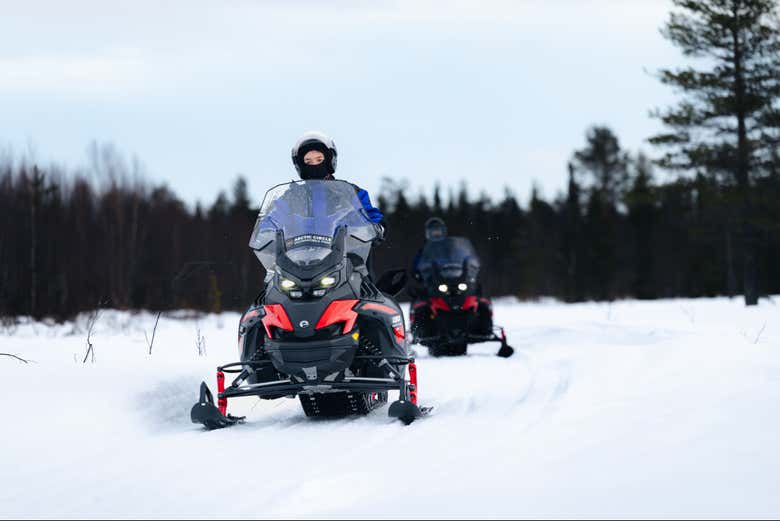 Paseo en moto de nieve por Levi