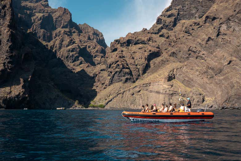 Paseo en barco por Los Gigantes y Punta de Teno en grupo reducido