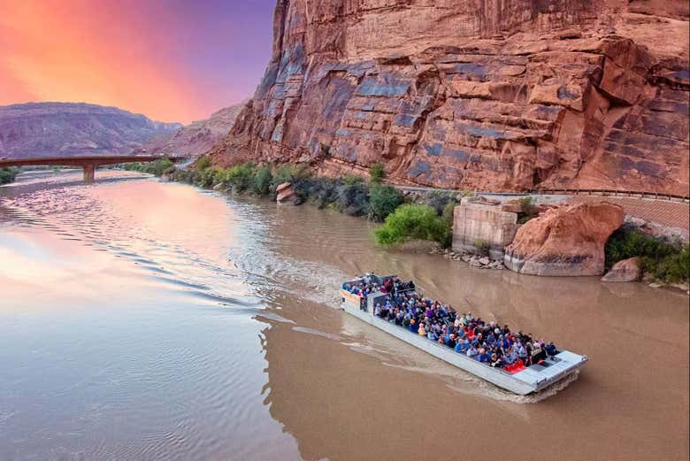 Paseo en barco por el río Colorado, cena y espectáculo de luz y sonido