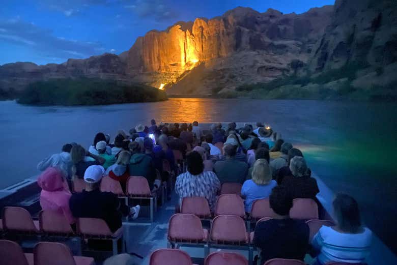 Paseo en barco por el río Colorado, cena y espectáculo de luz y sonido