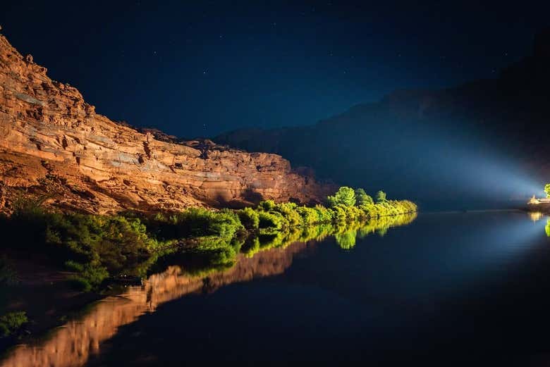 Paseo en barco por el río Colorado, cena y espectáculo de luz y sonido